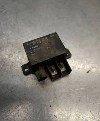Mercedes-Benz E W210 Charging relay A0025423819 V23132A2009X14