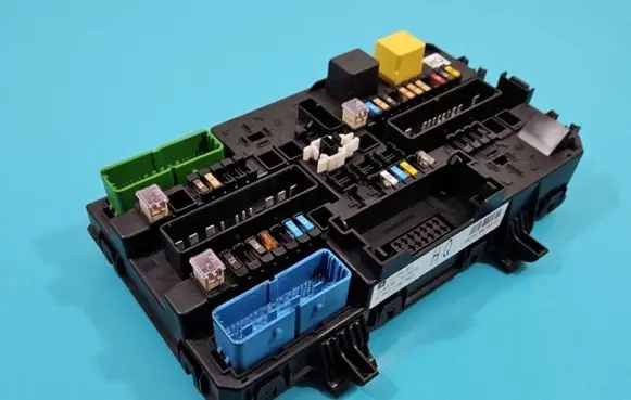 Opel Zafira B Fuse box set 13220831 IMPRK1362777