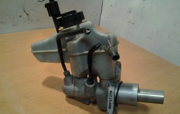 Volkswagen PASSAT B6 Master brake cylinder W0737JT8 3C2611301