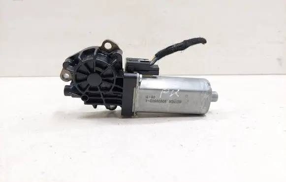 Mercedes-Benz C W204 Seat adjustment motor 82028922 0390203001