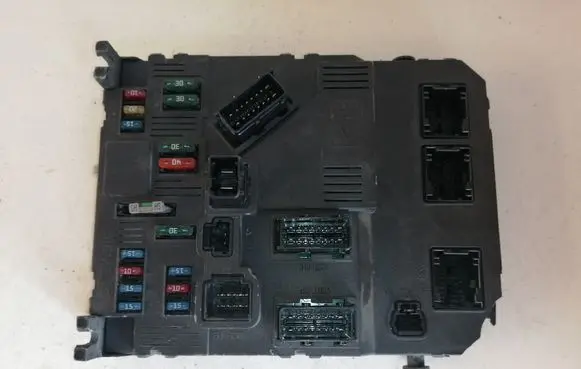 Peugeot 206 Fuse module 9646777380