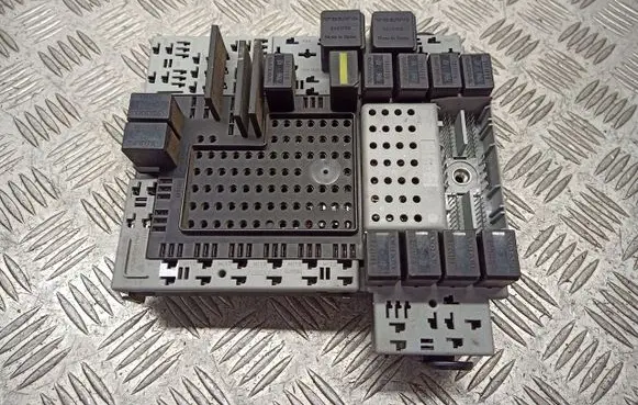 Volvo V70 Fuse box cover 8688562