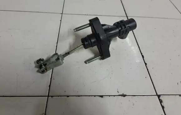 Toyota Avensis T250 Clutch master cylinder 1100710