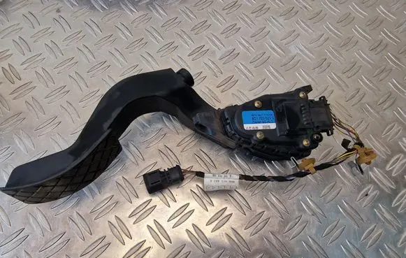 Accelerator throttle pedal