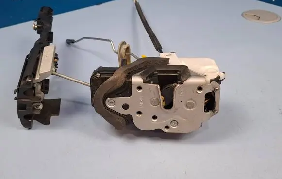 Opel Insignia A Front door lock 3023881 16K051