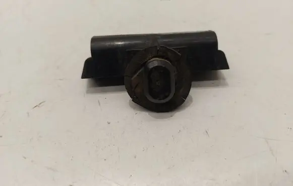 Rear bumper mounting bracket