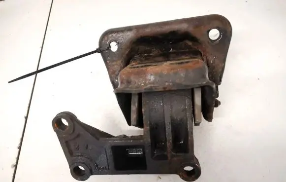 KIA Carens I Engine mount bracket
