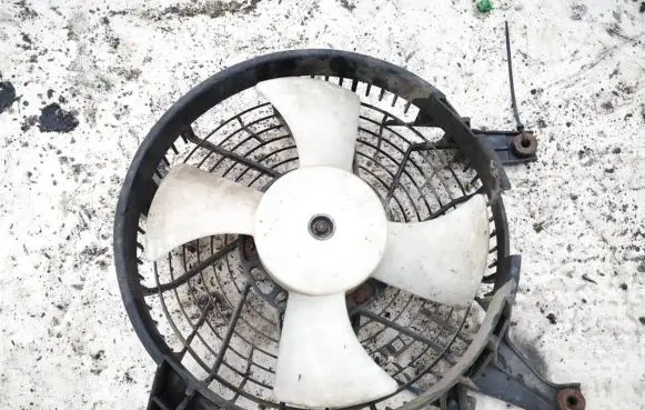 Radiator cooling fan shroud