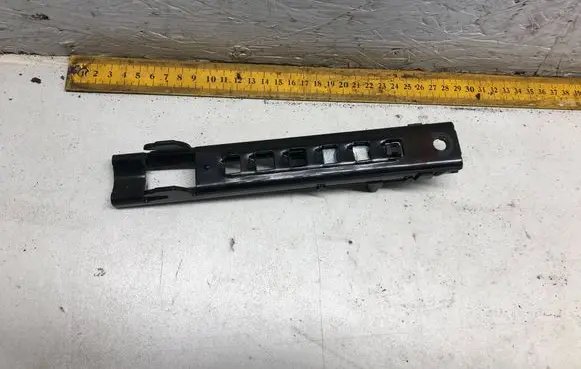 Ford Mondeo Mk III Seat belt adjustment rail 33007942