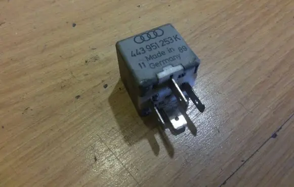 Volkswagen PASSAT B5 Other relay 443951253K