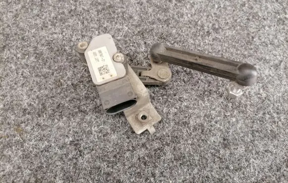 Headlight/headlamp level sensor