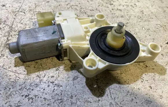 Chrysler 200 Front door window regulator motor 0130822934