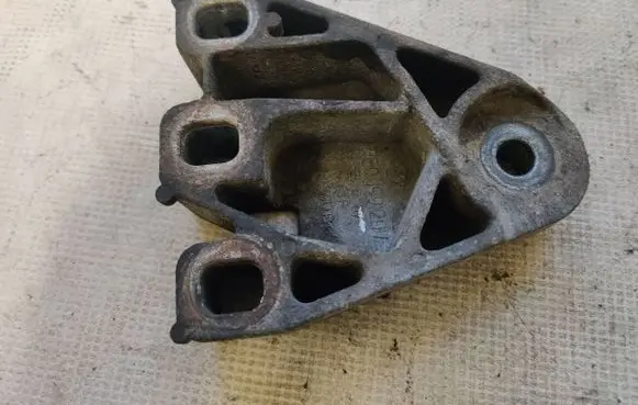 Volkswagen Transporter - Caravelle T5 Engine mounting bracket 7E0199207
