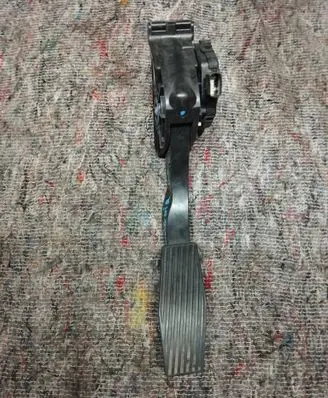 Opel Insignia B Accelerator throttle pedal 23375954 1258172281