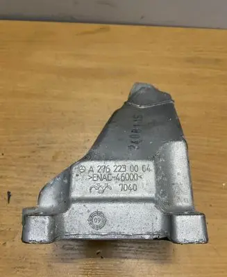 Mercedes-Benz E W212 Engine mounting bracket A2762230004