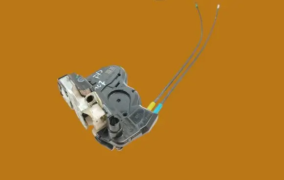 Suzuki Baleno IV Front door lock 