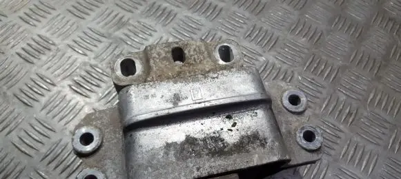 Volkswagen PASSAT B6 Engine mount bracket 3C0199555P