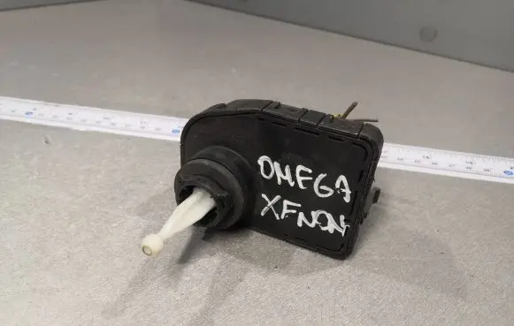Opel Omega B2 Headlight level adjustment motor 90565805