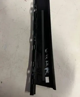 Volkswagen Touareg II Door glass trim 7P6839901