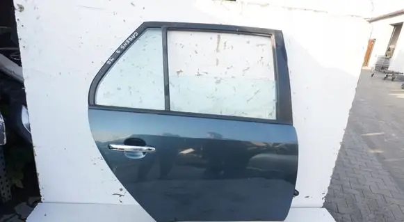 KIA Carens III Rear door
