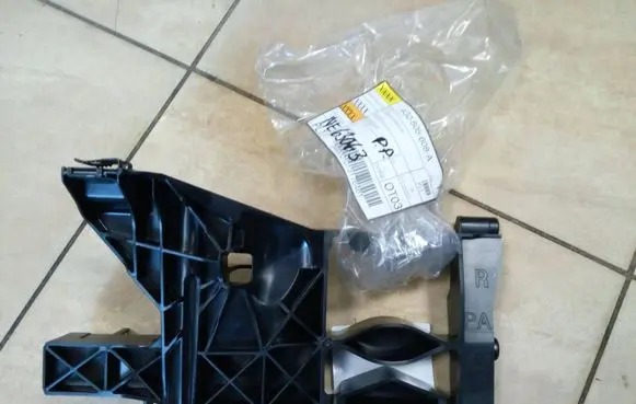 Headlight/headlamp mounting bracket