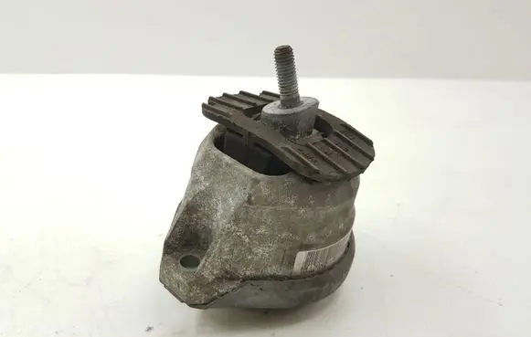 BMW 5 E60 E61 Engine mount bracket 6769874