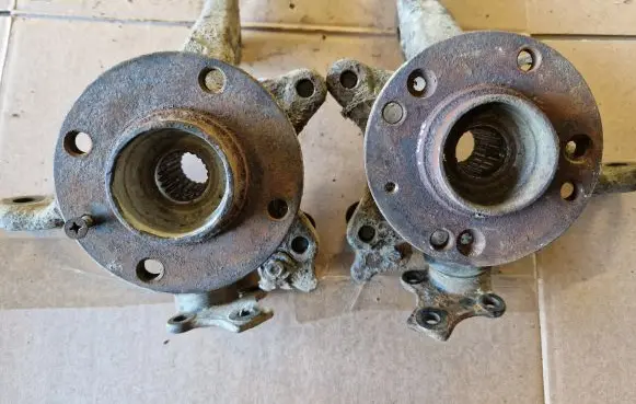 Volkswagen Golf III Front wheel hub 1H0407255B 1H0407256B