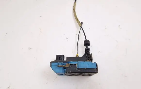 Volvo V70 Front door lock 8650546
