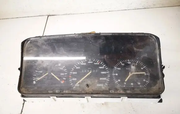 Volkswagen PASSAT B3 Speedometer (instrument cluster) 81117621 357919033