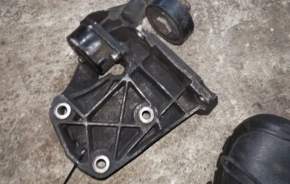 BMW 7 E65 E66 Generator/alternator bracket 6455778670804