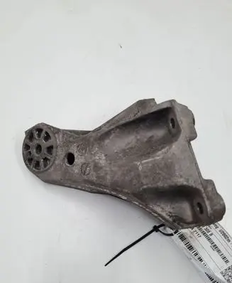 Volkswagen Touareg I Engine mounting bracket 7L6199308B