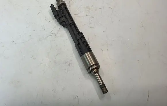 BMW X4 F26 Fuel injector 7597870 13647597870 0261500109