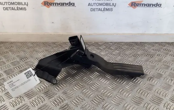 Accelerator throttle pedal