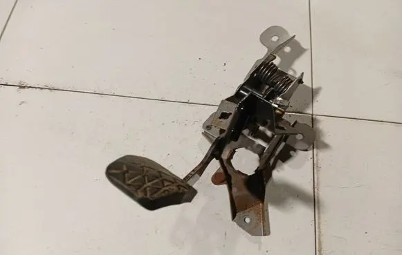 Mazda 5 Brake pedal 