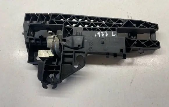 Audi A4 S4 B8 8K Front door exterior handle/bracket 8T0837885