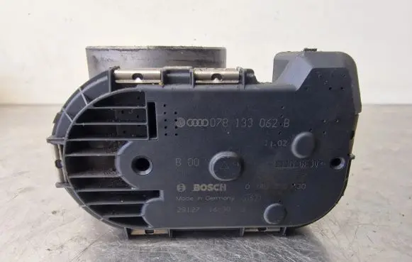 Audi A4 S4 B5 8D Throttle valve 078133062B