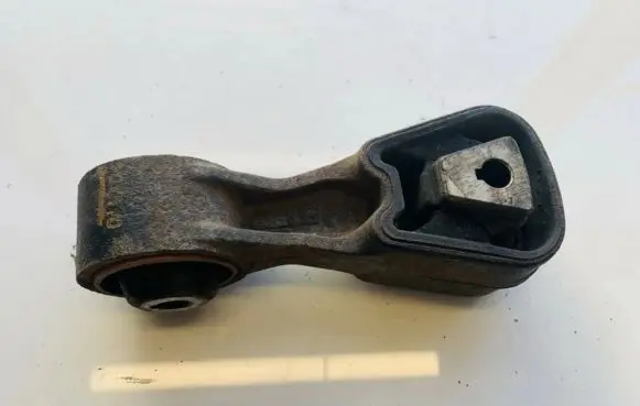 Peugeot 407 Engine mount bracket