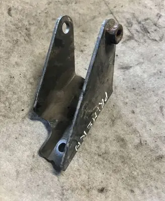 Nissan Primera Engine mounting bracket