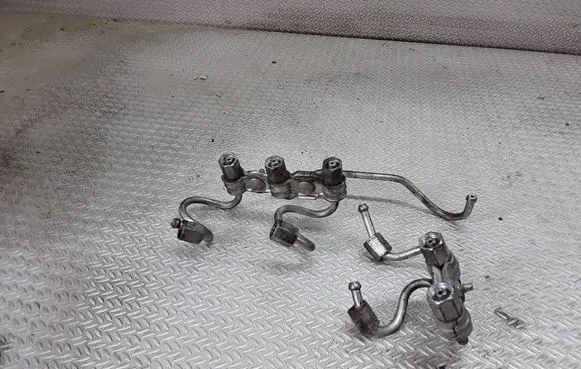 Fuel injector supply line/pipe
