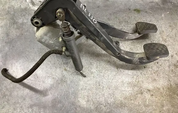Mercedes-Benz ML W163 Clutch pedal 2022900112 163290010 163290013