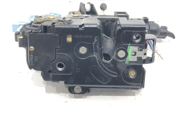 Volkswagen Golf Plus Rear door lock 7L0839015