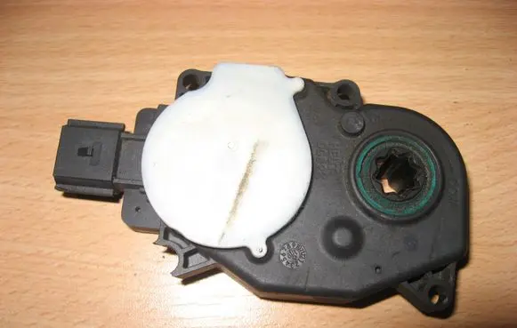 Lincoln Navigator Radiator active air flap actuator JL7B8476AA
