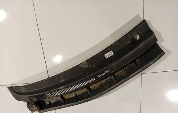 Toyota Auris 150 Wiper trim