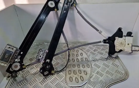 Ford Mustang V Front door window regulator with motor C22251102 17250