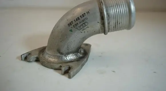 Audi Q7 4L Engine coolant pipe/hose 057145957N