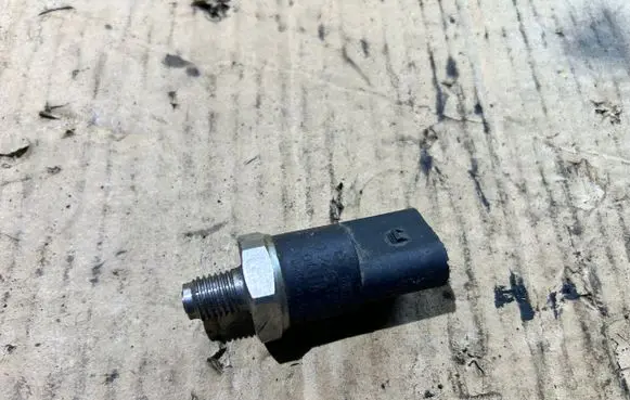 Mercedes-Benz E W211 Fuel pressure sensor A0041531528