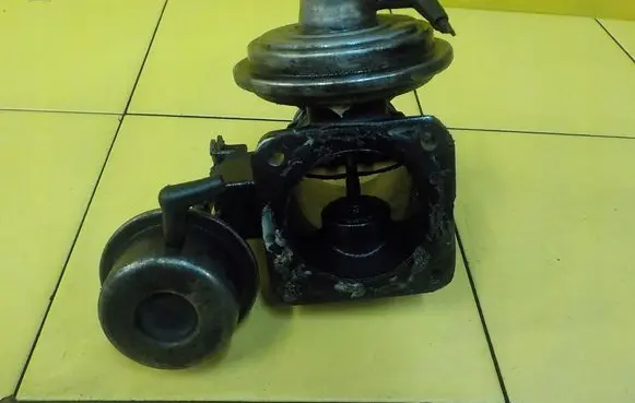 Land Rover Discovery EGR thermostat 72243407 3SP165