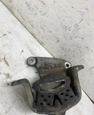 Volkswagen Transporter - Caravelle T5 Engine mount bracket 7H0399151H