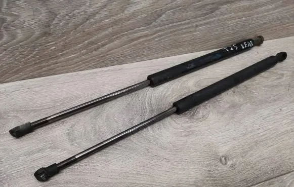Toyota Avensis T250 Tailgate strut 25REEA