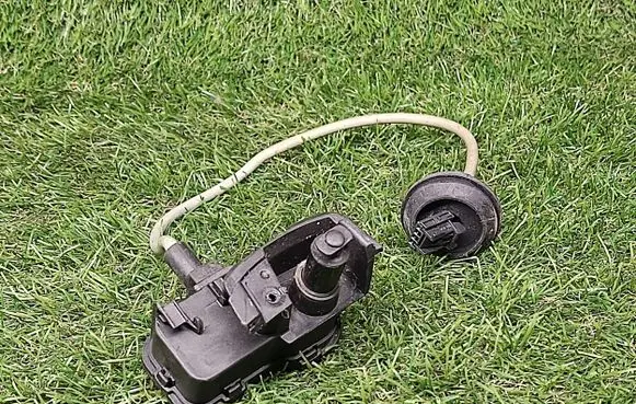 Volkswagen Jetta VI Fuel tank cap lock motor 5C6810773J